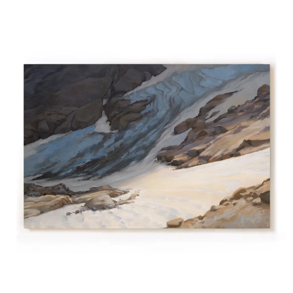 Gemälde eines alpinen Gletschers mit geschwungenen Eisstrukturen, umgeben von dunklen Felswänden und schneebedecktem Gelände im Hochgebirge.